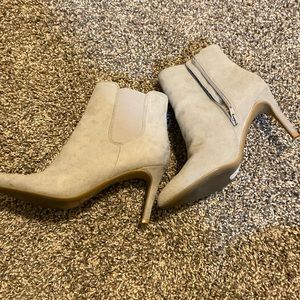 Grey mini boot with pointed toe
